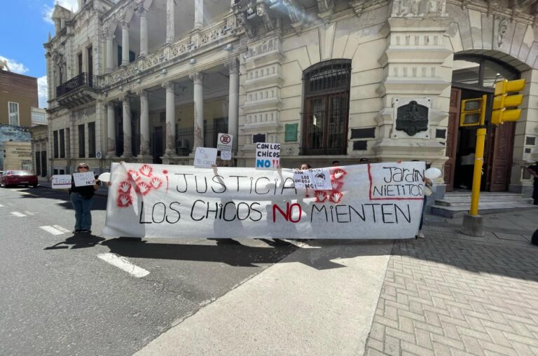 Marcha en Paraná: Padres exigen avances en investigación por abusos en jardín Marcha en Paraná: Padres exigen avances en investigación por abusos en jardín