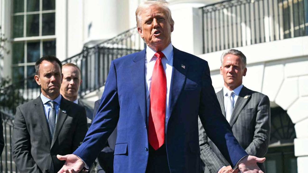 Senadores Demócratas Piden Investigar a Trump por Movimientos en Bolsa