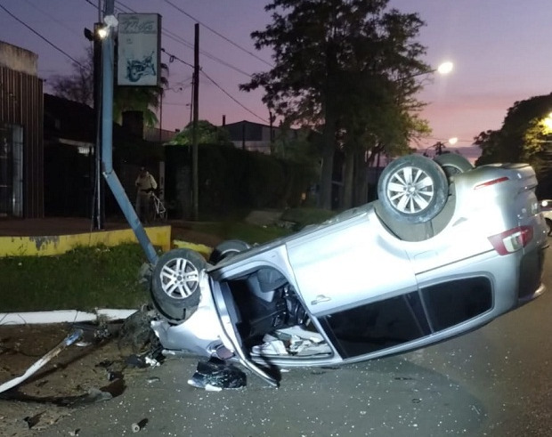 Violento vuelco en avenida Eva Perón: un hombre permanece con asistencia respiratoria
